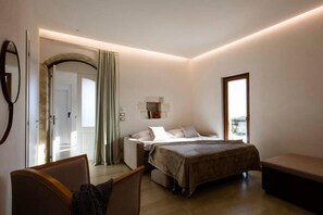 2 habitaciones, escritorio y tabla de planchar con plancha 