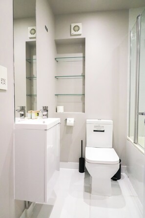 Apartment, 2 Bedrooms | Bathroom | Combined shower/bathtub, hair dryer, towels