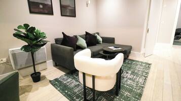 Departamento, 2 habitaciones | Área de sala de estar | Televisión de 42 pulgadas con canales vía satélite