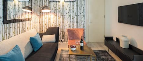 42-tommu sjónvarp með gervihnattarásum