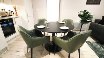 Apartment, 2 Bedrooms | Dining room