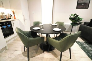 Apartment, 2 Bedrooms | Dining room