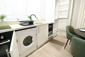 Refrigerador con freezer, microondas, horno, lavavajillas