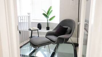 Departamento, 2 habitaciones | Área de sala de estar | Televisión de 42 pulgadas con canales vía satélite