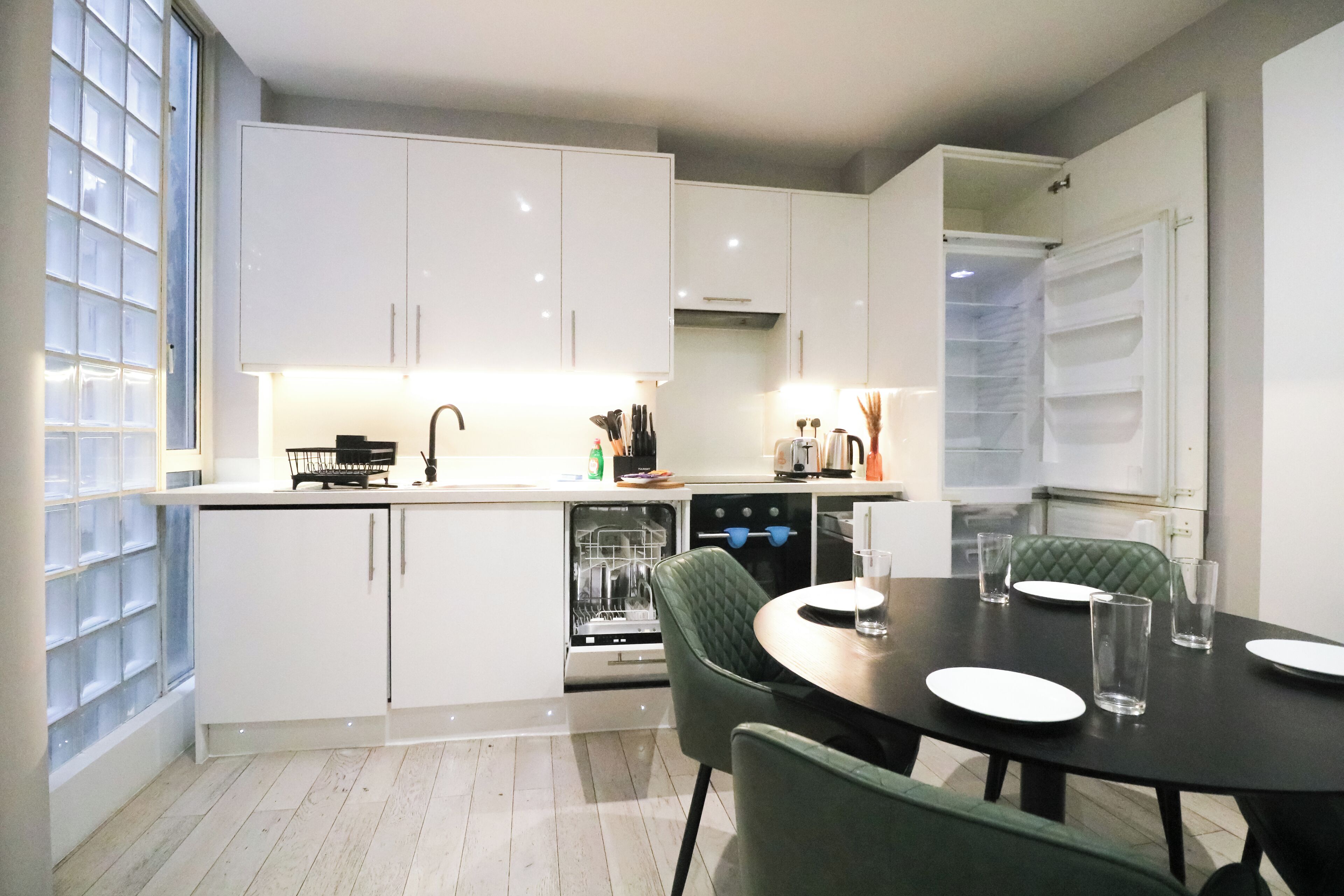 Apartment, 2 Bedrooms | Dapur peribadi | Peti sejuk/penyejuk beku saiz penuh, ketuhar gelombang mikro, ketuhar 