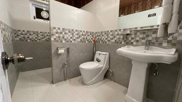 Deluxe Triple Room | Bathroom | Shower, free toiletries, towels
