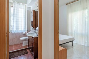 Dusche, kostenlose Toilettenartikel, Haartrockner, Handtücher