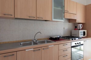 Réfrigérateur, un four, surface de cuisson, cafetière-théière