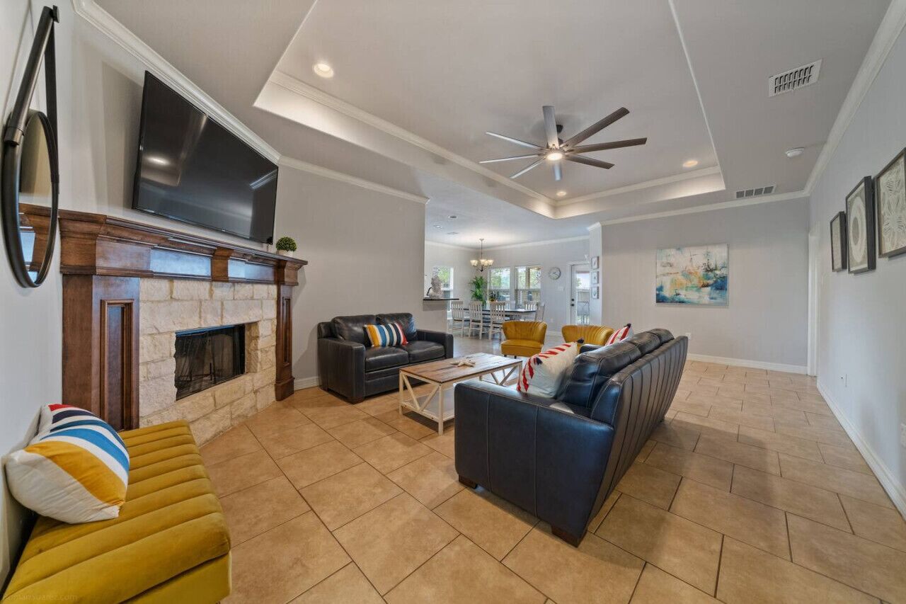 Smart TV, fireplace