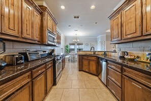 Fridge, microwave, oven, stovetop - Howdy Holiday: Date Palm Paradise (Corpus Christi)