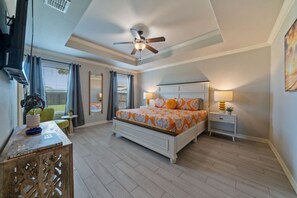 3 bedrooms, desk, iron/ironing board, travel cot - Howdy Holiday: Date Palm Paradise (Corpus Christi)