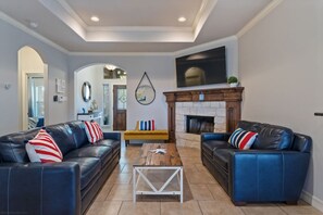 Smart TV, fireplace - Howdy Holiday: Date Palm Paradise (Corpus Christi)