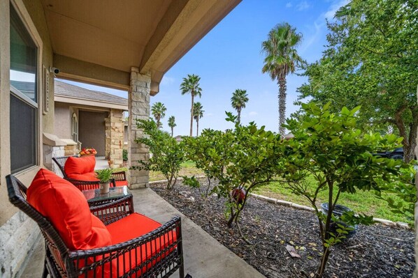 Terrace/patio - Howdy Holiday: Date Palm Paradise (Corpus Christi)
