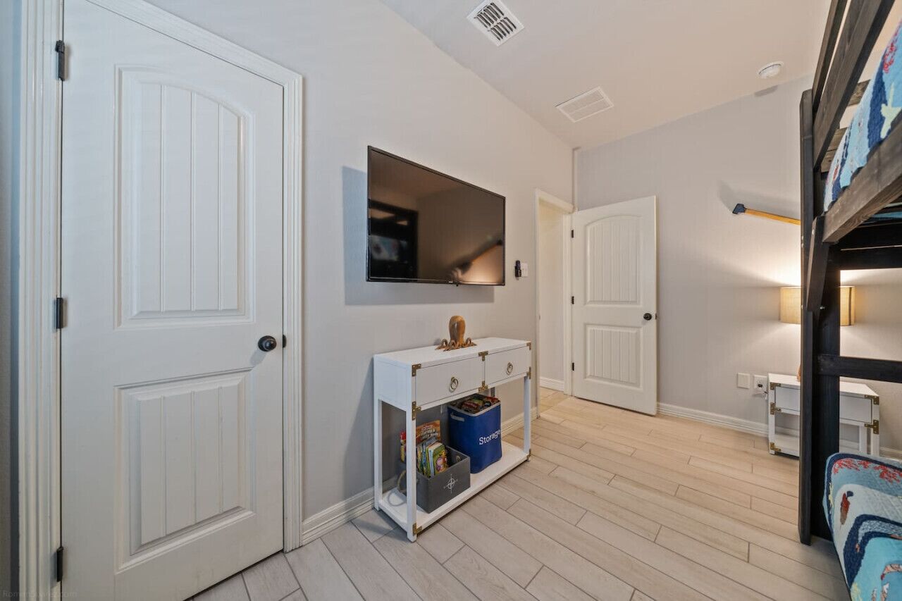 3 habitaciones, escritorio y tabla de planchar con plancha 