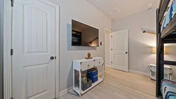 3 habitaciones, escritorio y tabla de planchar con plancha