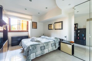 1 quarto, ferros/tábuas de passar roupa, roupa de cama