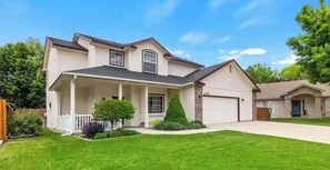 Exterior - #StayInMyDistrict Spacious & Updated in Eagle (Eagle)