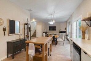 Interior - #StayInMyDistrict Spacious & Updated in Eagle (Eagle)