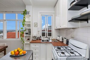Fridge, microwave, oven, stovetop - Top Floor 1 Bedroom Apt with Views, Close To CBD (Darlinghurst)