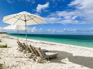 Beach nearby, sun-loungers, beach towels - Coral View Villa Grace Bay Views! (Richmond Commons)