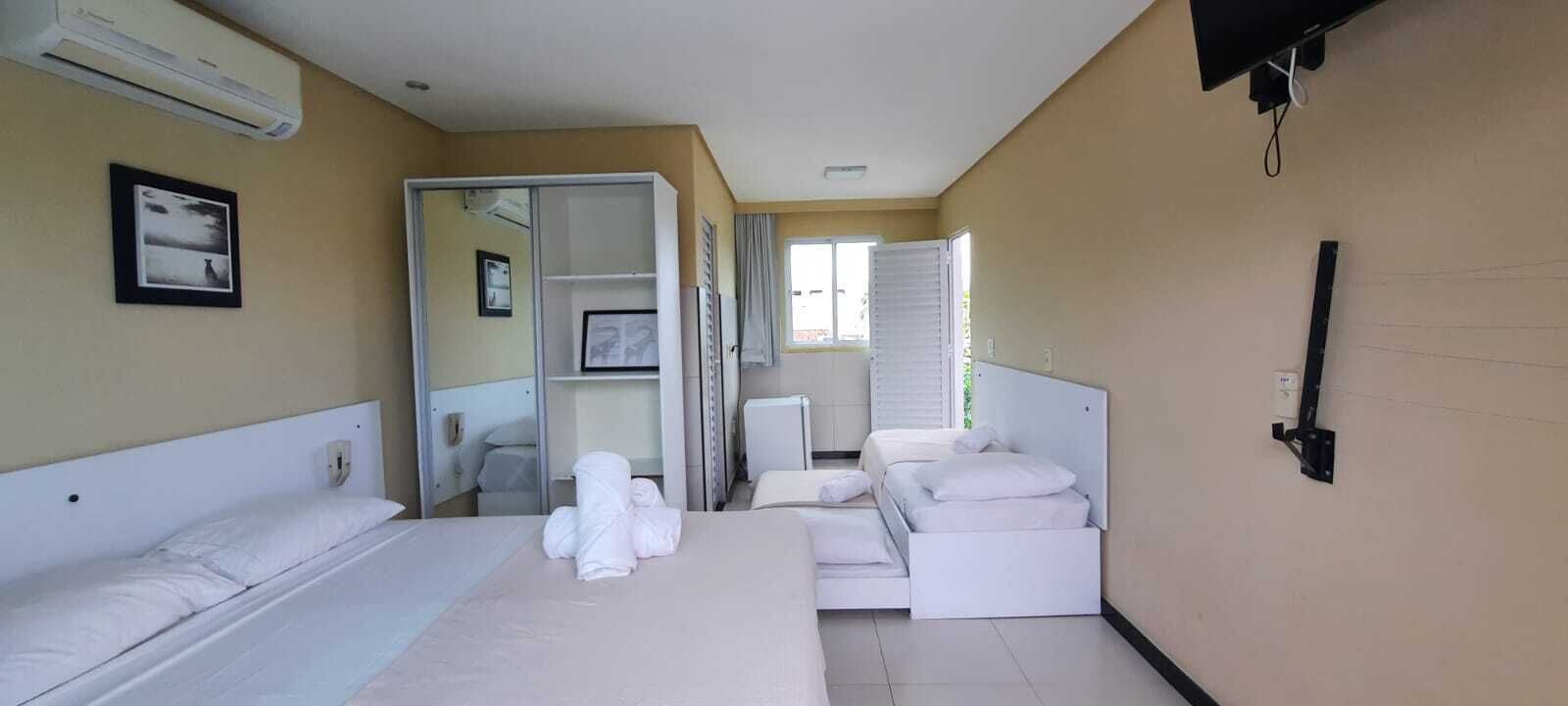 Habitación cuádruple Confort | Edredón, camas con efecto memoria y decoración personalizada 