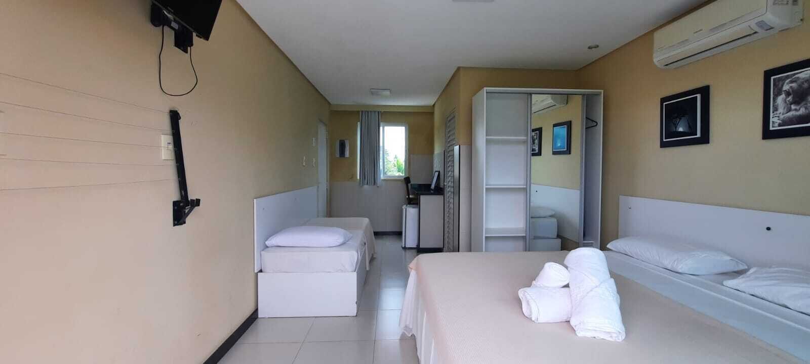 Habitación triple Confort | Edredón, camas con efecto memoria y decoración personalizada 