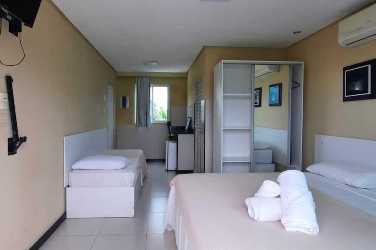 Habitación triple Confort | Edredón, camas con efecto memoria y decoración personalizada