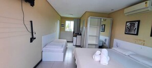 Habitación triple Confort | Edredón, camas con efecto memoria y decoración personalizada