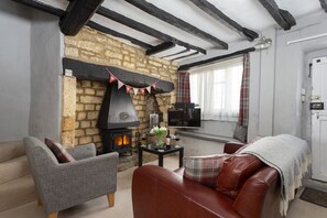 TV, fireplace, DVD player, stereo - Millers Cottage beautiful listed Cotswolds property (Chipping Campden)
