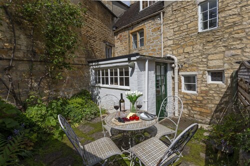 Millers Cottage beautiful listed Cotswolds property