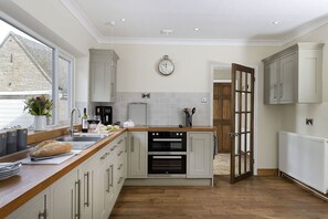 Kühlschrank, Geschirrspüler, Wasserkocher mit Kaffee-/Teezubehör