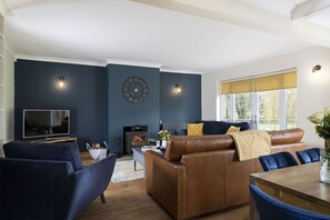 TV, DVD player - Draycott Farm large Cotswold property with hot tub (Chipping Campden)