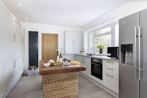 Fridge, dishwasher, coffee/tea maker, toaster