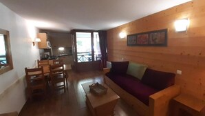 Living area - 3rd floor, balcony, tv, 28m², Brides Les Bains (Brides-les-Bains)