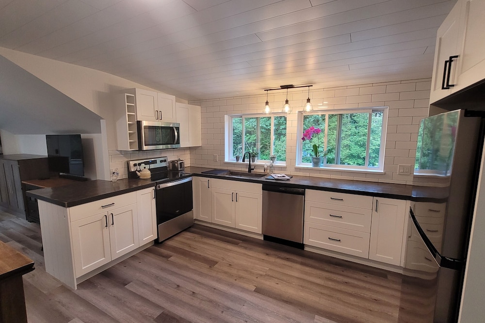 Sumas Mtn -Modern guest house w/ forest views +A/C
