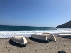 在海滩、沙滩椅、沙滩毛巾