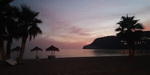 على الشاطئ، كراسي للتشمس، مناشف للشاطئ