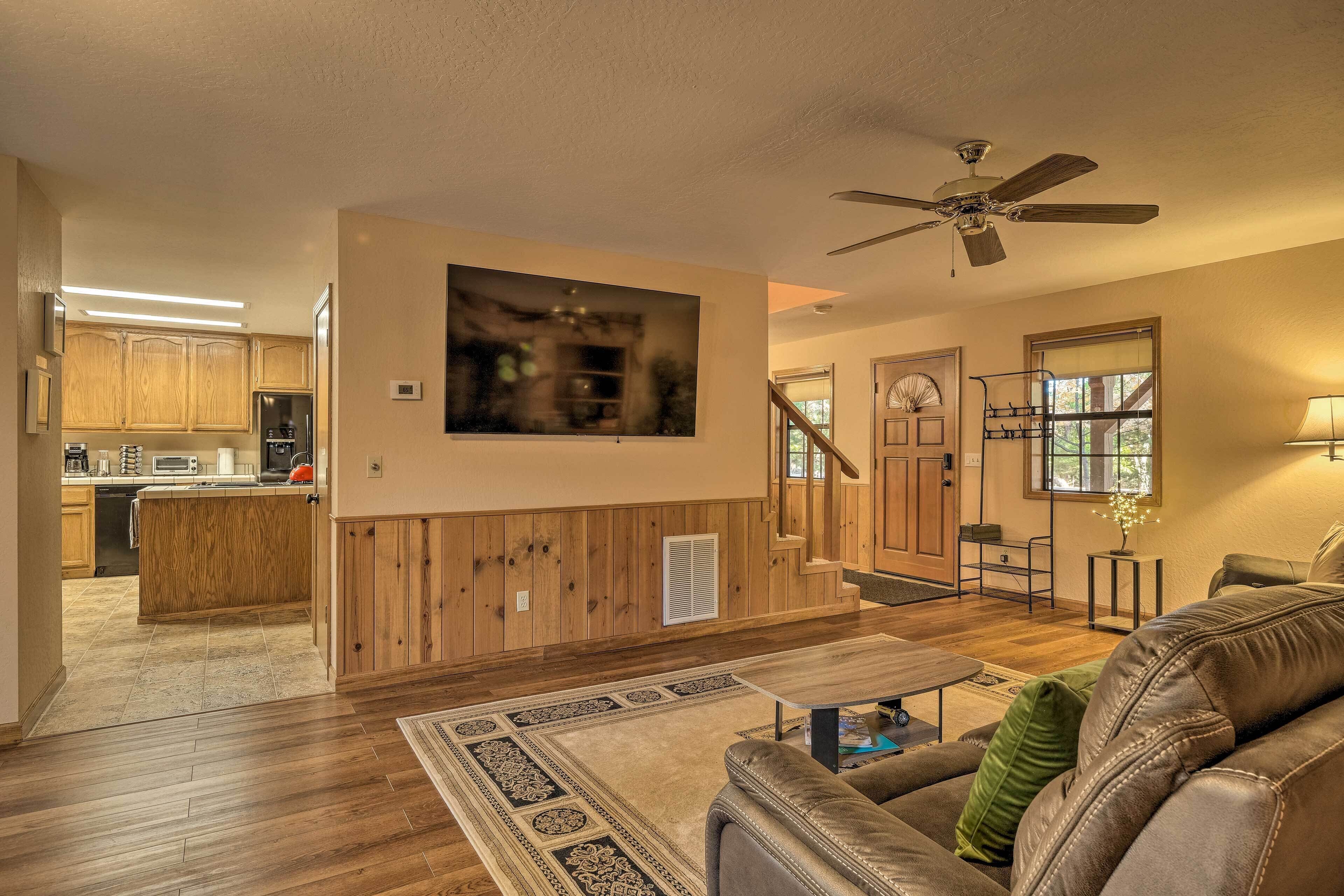 Spacious cabin with AC, private lake, hot tub, movie room