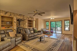 Una Smart TV, una chimenea, libros, una pantalla de ordenador