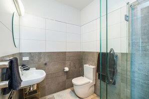 Shower, hair dryer - Bayview Corner Suite (Unit 2) - Paihia Unit (Paihia)