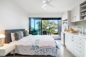 1 bedroom, iron/ironing board, WiFi, bed sheets - Bayview Corner Suite (Unit 2) - Paihia Unit (Paihia)