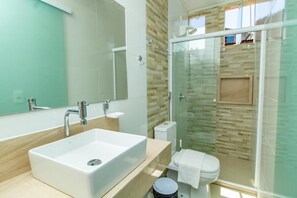 Comfort Room | Bathroom | Shower, bidet, towels - Pousada Camburi (Cairu)