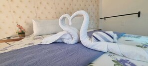 舒适双人房 | 迷你吧、免费 WiFi、床单