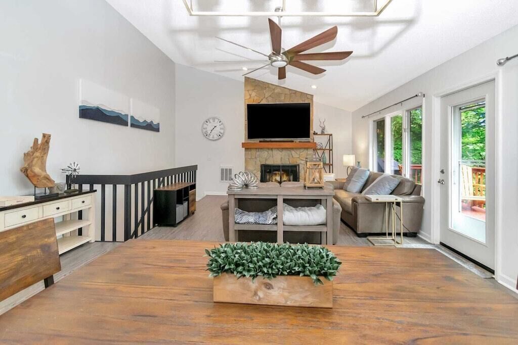 Walk2Slopes/3BD/4BA w/King,Arcade,75inRoku,Logs