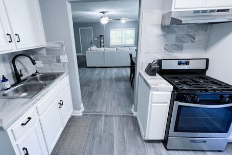 Fridge, microwave, oven, stovetop. Oasis in Historic Hot Springs - Serenity Springs