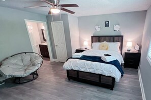 2 quartos, escrivaninha, ferros/tábuas de passar roupa