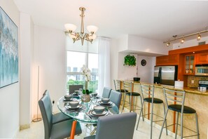 Dining - stunning penthouse steps from the ocean (Sunny Isles Beach)