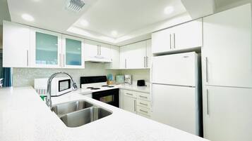 Refrigerador, microondas, horno, placa de cocina