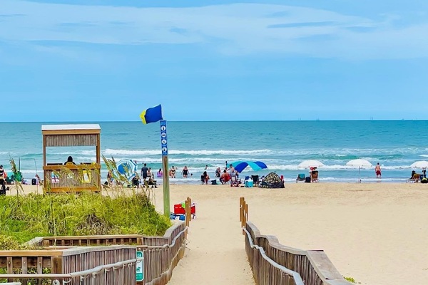 Una spiaggia nelle vicinanze