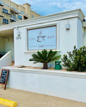 Exterior - 🏖️BEACHSIDE🏖️ 2/2 Condo In The Heartbeat of SPI!! (South Padre Island)